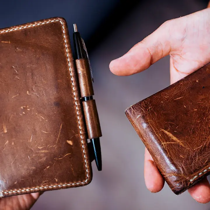 আপনার ওয়ালেট কি ফাটছে? সঠিক যত্নে চামড়ার সৌন্দর্য ধরে রাখার উপায়।